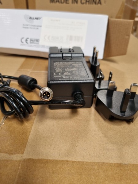 ALLNET Ersatznetzteil 12V/5A EU Type schwarz mit Adapter EU,US,UK HTT mit Binder 711 M9